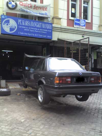 Mobil Tua Diangkat